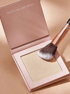 "Lucid Moon" Luminous Sheer Highlighter in Champagne Glow - Lightweight Shimmer